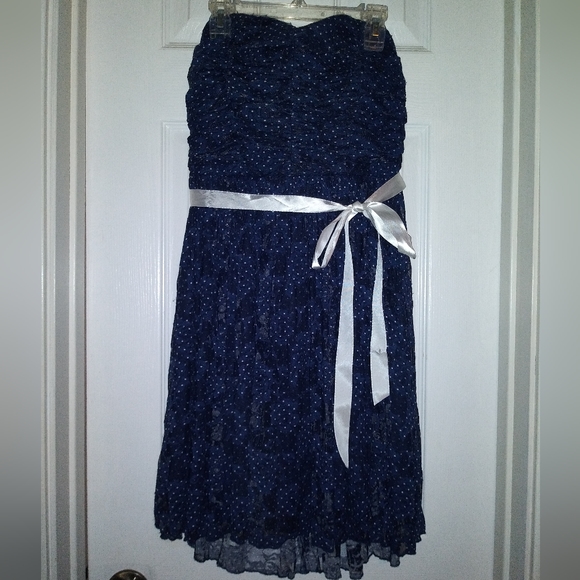 Strapless Lace Dress - Picture 5 of 10